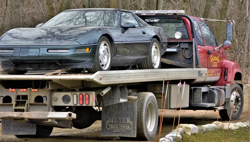 Zielony Chevrolet Corvette na lawecie. Czy warto kupić? Sprawdź autohero opinie przed zakupem.