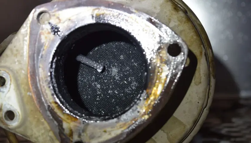Interior de un filtro de partículas diésel (DPF) de Toyota obstruido con hollín y depósitos.
