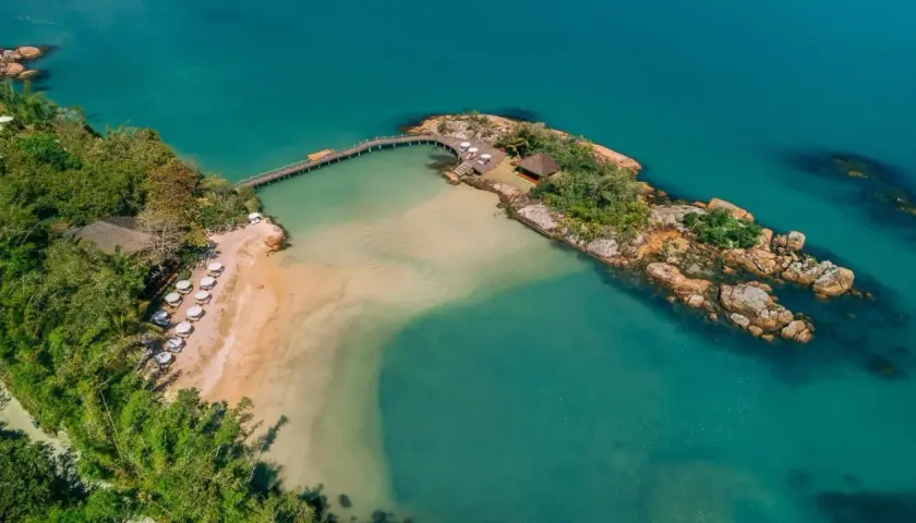 Rajska plaża z pomostem i leżakami. Idealne miejsce, by zobaczyć Brazylię i odpocząć.