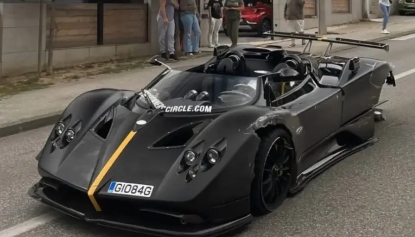 Czarny Pagani Zonda z żółtym pasem, uszkodzony po wypadku. Cena takiego cacka jest astronomiczna.