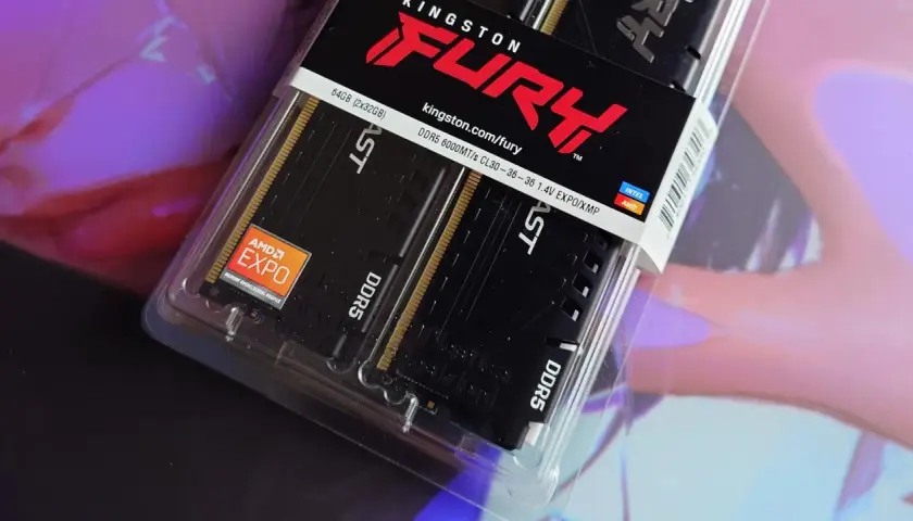 Zwei Kingston FURY DDR5 RAM-Riegel mit AMD EXPO-Unterstützung, bereit für maximale Leistung.