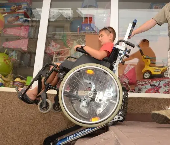 Jak wjechać wózkiem inwalidzkim po schodach bez pomocy?