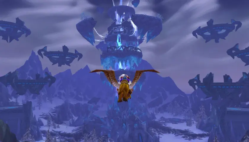 Griffin leci nad lodową krainą w World of Warcraft: Wrath of the Lich King. W tle widać lodową wieżę i latające platformy.