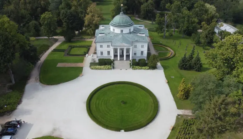 Pałac na Wyspie w Łazienkach Królewskich, otoczony parkiem, przypomina architekturą złotniki kujawskie.