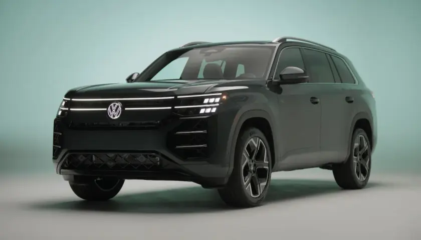 Nowy, ciemny Volkswagen Atlas z nowoczesnymi światłami LED i charakterystycznym grillem.