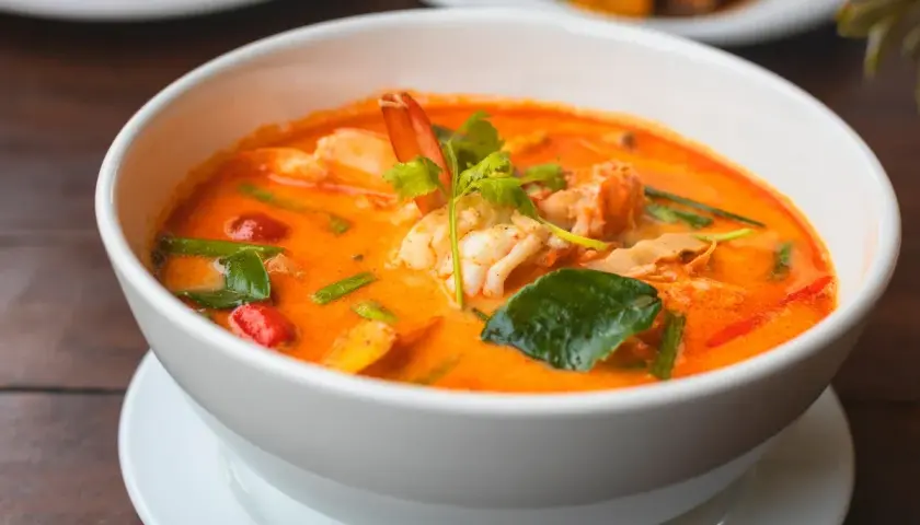 Aromatyczne curry z krewetkami, z liśćmi limonki kaffir. Czym zastąpić liść kaffiru w azjatyckich curry?