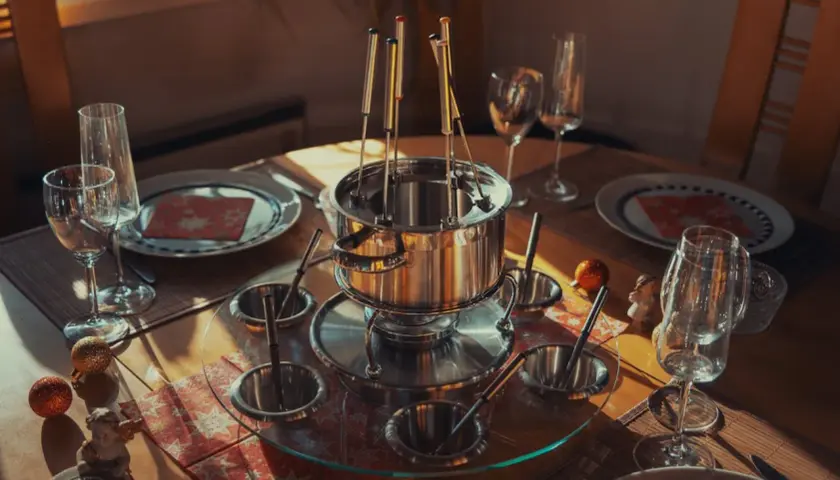 Table dressée pour une fondue chinoise, avec un caquelon, des piques et des bols. Idéal pour savoir que boire avec une fondue chinoise.