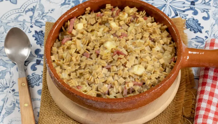 Un plat de croziflette gratinée, avec des lardons et du fromage fondant, prêt à être dégusté.