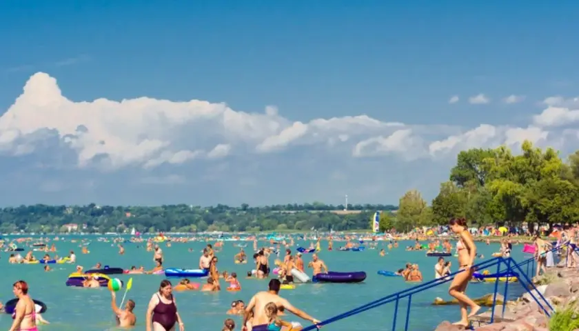 Tłum ludzi cieszy się latem na popularnym jeziorze na Węgrzech.