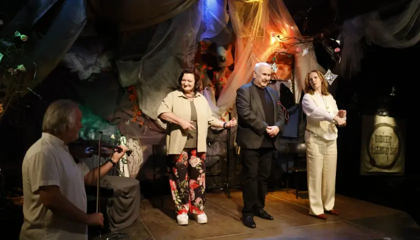 Na scenie piwnicy pod baranami trwa opowieść. Muzyk gra na skrzypcach, a troje aktorów snuje historię.