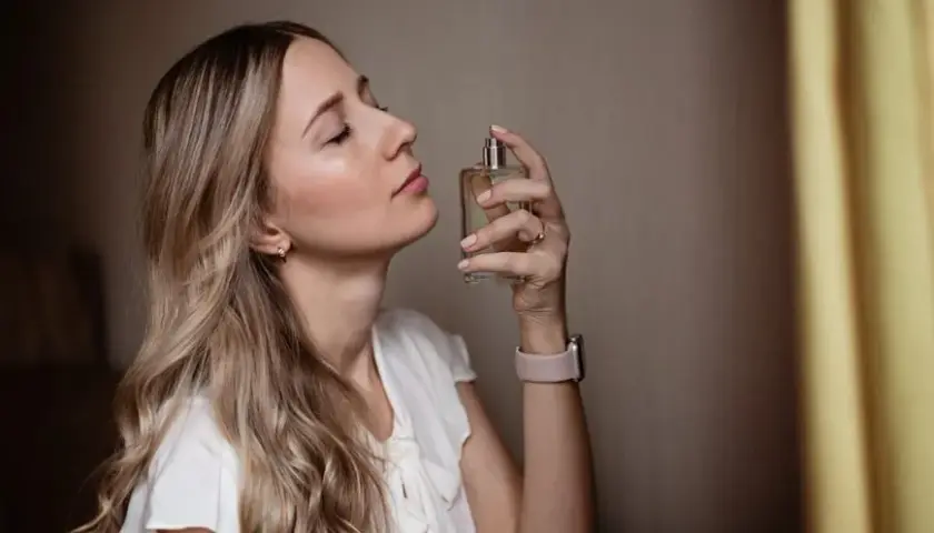 Jak wybrać perfumy damskie? Poradnik, zapachy i trendy