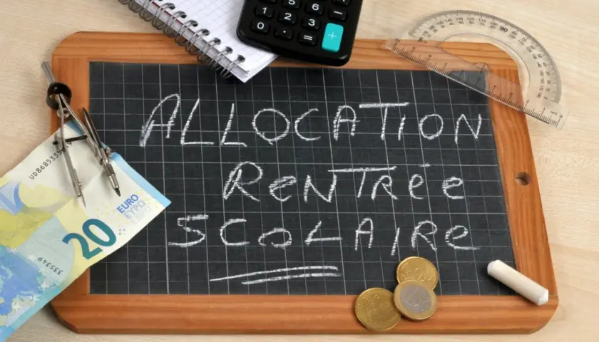 Tableau noir avec "Allocation Rentrée Scolaire" écrit à la craie. Un billet de 20 euros, des pièces, une calculatrice et un compas suggèrent un dépassement de plafond budgétaire.
