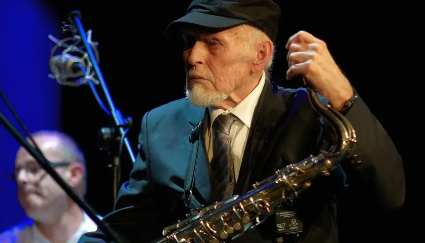 Jan Ptaszyn Wróblewski, legenda polskiego jazzu, z saksofonem w dłoniach, gotowy do gry.
