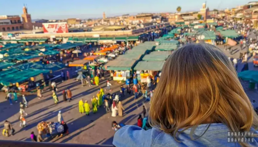 Dziecko patrzy na tętniący życiem bazar w Maroku.
