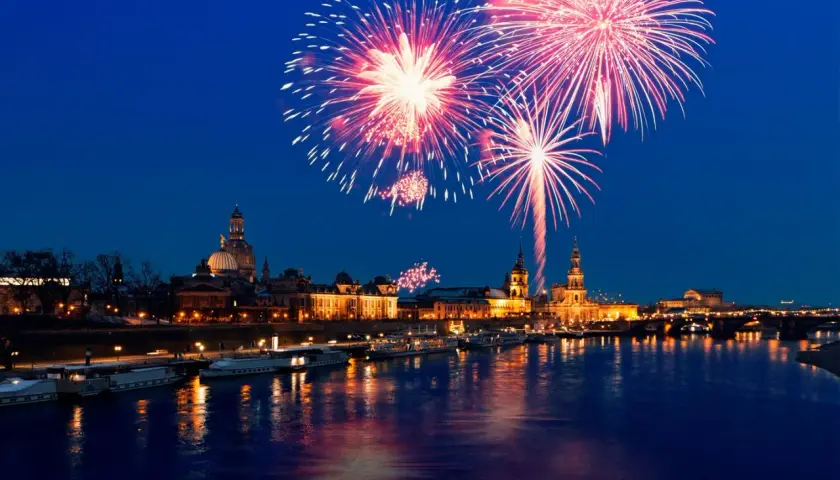 Feuerwerk über Dresden, ein magischer Silvester in Deutschland. Die Elbe spiegelt die Lichter der Stadt und den Himmel voller Farben.