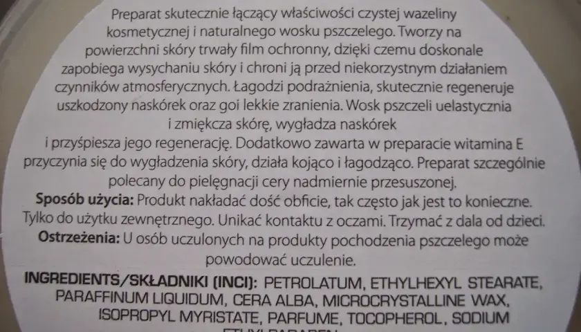 Petrolatum co to? Składnik kosmetyku z woskiem pszczelim, tworzy film ochronny, nawilża i regeneruje skórę.