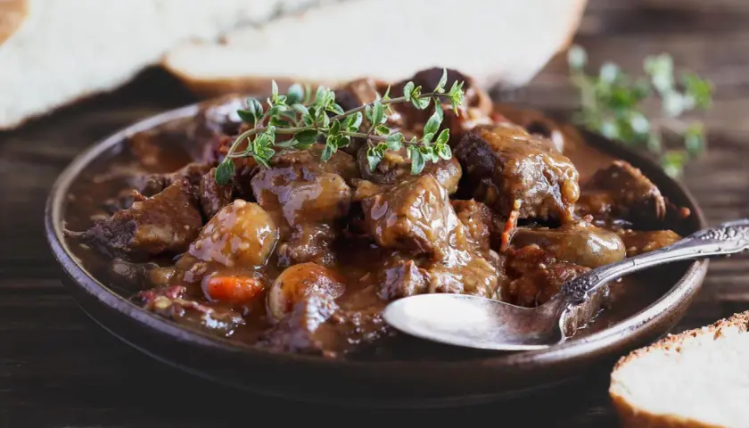 Un plat mijoté de rognons de veau, garni de thym frais. Parfait pour savoir que boire avec des rognons de veau.