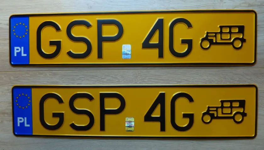 Dwie żółte rejestracje z napisem GSP 4G i symbolem starego samochodu.