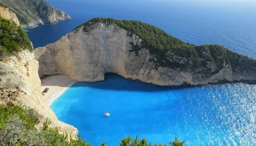 Navagio Beach, Zakynthos – jeden z najpiękniejszych walorów turystycznych Grecji. Turkusowa woda, biały piasek i klify tworzą rajski krajobraz.