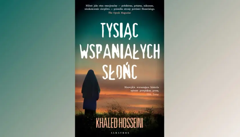 Okładka książki "Tysiąc wspaniałych słońc" z postacią w hidżabie na tle zachodzącego słońca.