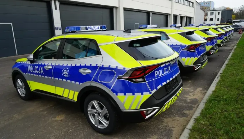 Nowe radiowozy z napisem POLICJA czekają na pra rejestracja. Błyszczące, nowoczesne pojazdy gotowe do służby.