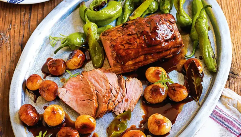 Arrosto di maiale glassato con cipolline caramellate e peperoni verdi. Un'idea per ricette con carne macinata, gustosa e facile da preparare.