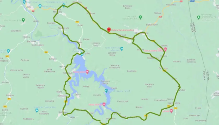 Mapa z zaznaczoną trasą mała pętla bieszczadzka samochodem, prowadzącą przez malownicze tereny i wzdłuż Jeziora Solińskiego.