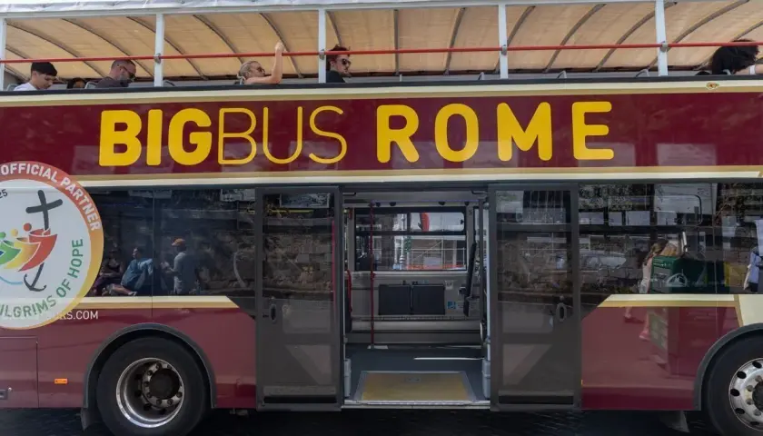 Bus touristique BigBus Rome, idéal pour découvrir la ville. Le prix est abordable pour une expérience mémorable.