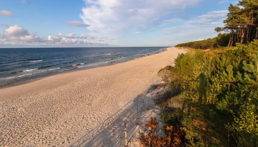 Piękna plaża w Mrzeżynie, idealne miejsce na relaks. Spacerowicze cieszą się słońcem i morzem. Mrzeżyno atrakcje to przede wszystkim przyroda.