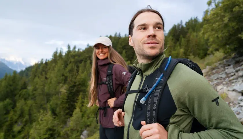 Para, co to jest hiking? Para w górach, gotowa na przygodę.