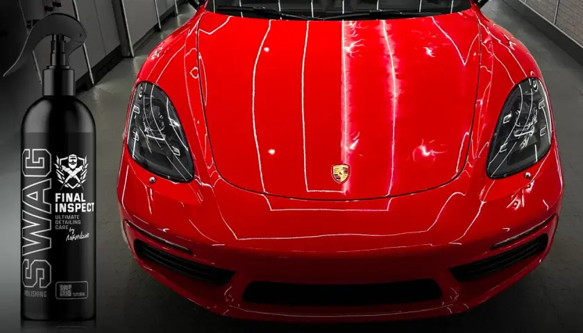 Błyszczący czerwony lakier Porsche i butelka preparatu SWAG Final Inspect. Idealny do tego, czym odtłuścić lakier przed polerowaniem.