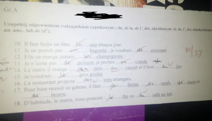 Fragment ćwiczenia z francuskiego z zaznaczonymi odpowiedziami.