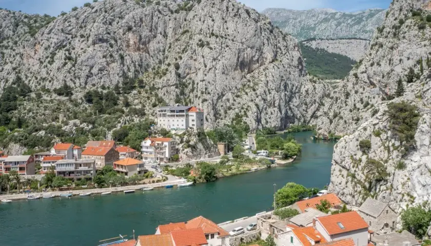 Omiš atrakcje: Co zobaczyć i robić? Piraci, Cetina, plaże!