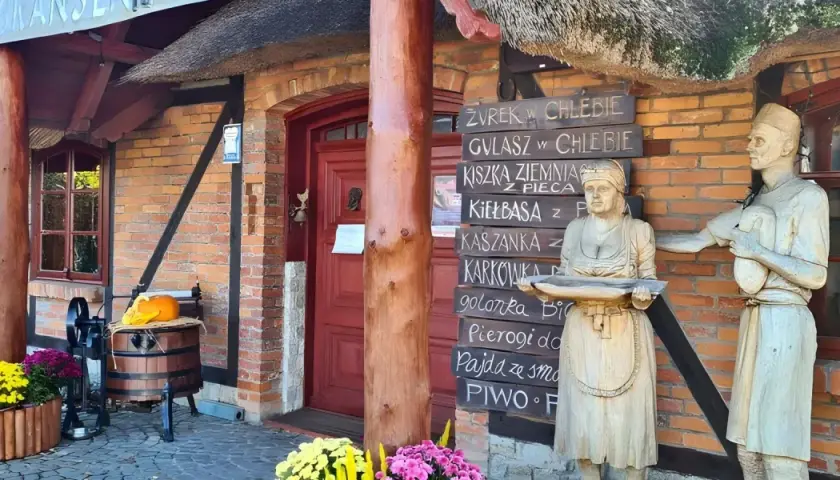 Skansen chleba Ustronie Morskie: cennik dań w chlebie, kiełbasa, pierogi i inne przysmaki.