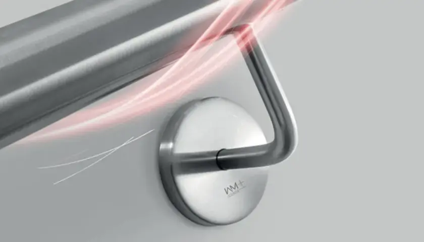 Maniglia in acciaio spazzolato, con un effetto visivo di calore o energia che scorre. Se l'acciaio corroso come rimediare è il tuo problema, questo design è una soluzione elegante.