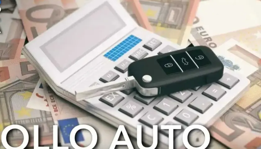 Calcolatrice, chiavi auto e banconote. Scopri quanto paga di bollo un 120 cv.