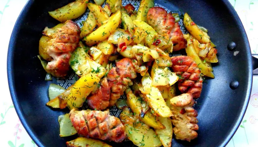 Pieczona biała kiełbasa z ziemniakami i koperkiem na patelni. Proste przepisy Joli.