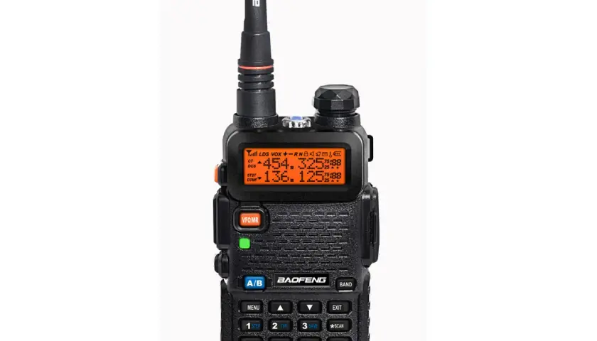 Czarny radiotelefon Baofeng UV-5RHT z pomarańczowym wyświetlaczem pokazującym częstotliwości.