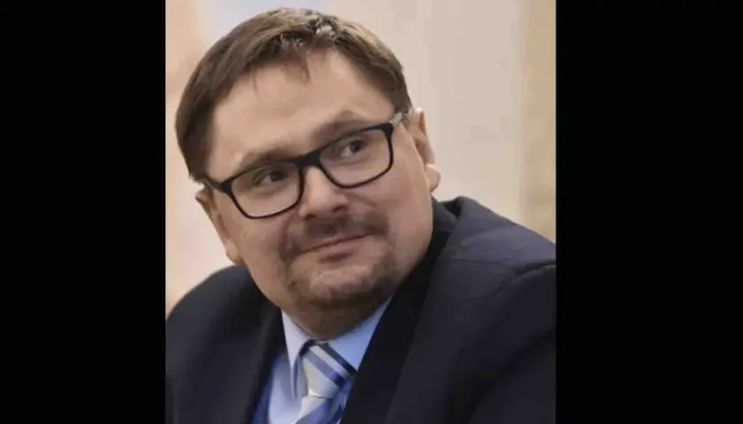 Tomasz Terlikowski w okularach, w garniturze i krawacie, z lekkim uśmiechem. Czyżby to początek romansu?