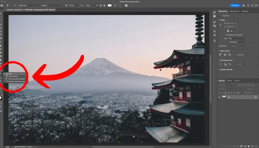 Jak zrobic ramke w Photoshop? Czerwona strzałka wskazuje narzędzie tekstowe, które jest pierwszym krokiem do dodania tekstu i stworzenia ramki.