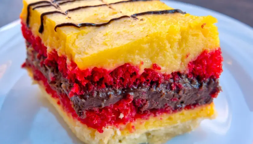 Kolorowy deser z warstwami ciasta, kremu i czekolady. Idealny przepis na zuppa inglese, który zachwyci każdego.
