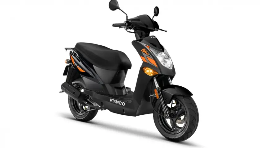 Ciclomotor Kymco negro con detalles naranjas, ideal para la ciudad. Su ciclomotor cilindrada ofrece agilidad y estilo.