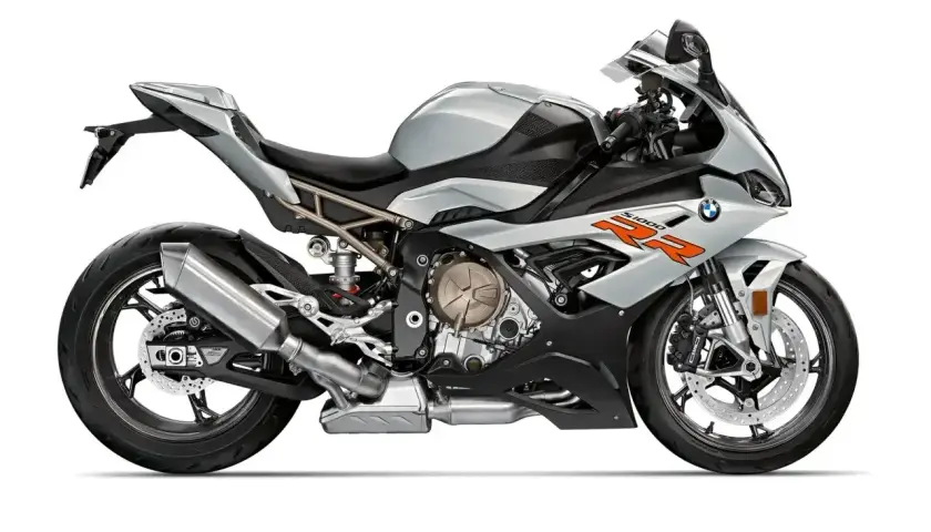 Srebrny motocykl sportowy BMW S1000RR z 2015 roku, gotowy do jazdy.