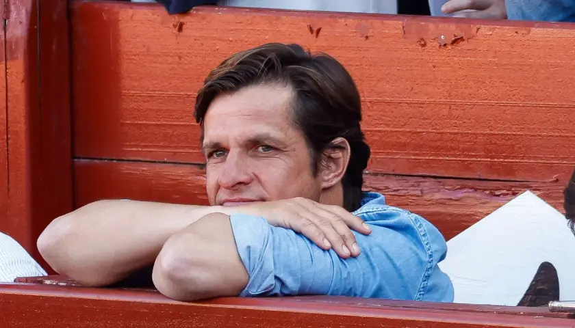 Hombre con camisa vaquera azul, apoyado en sus brazos, con expresión pensativa. Se intuye el paso del tiempo en el rostro de El Juli, edad que refleja su experiencia.