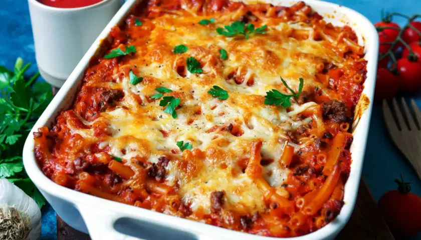Herzhafte Nudeln alla Mama, überbacken mit geschmolzenem Käse und garniert mit Petersilie. Ein Klassiker, der immer schmeckt!