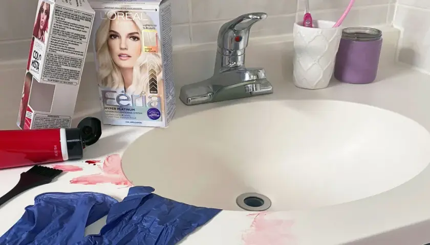 Kit para quitar tinte de pelo rojo del lavabo. Guantes, brocha y tubos de tinte L'Oréal Colorista y Féria.