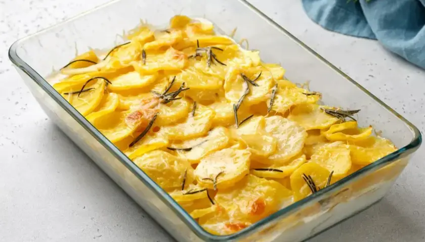 Zapiekane ziemniaki z rozmarynem w szklanym naczyniu. Idealne coś z ziemniaków na szybko, gdy brakuje czasu.