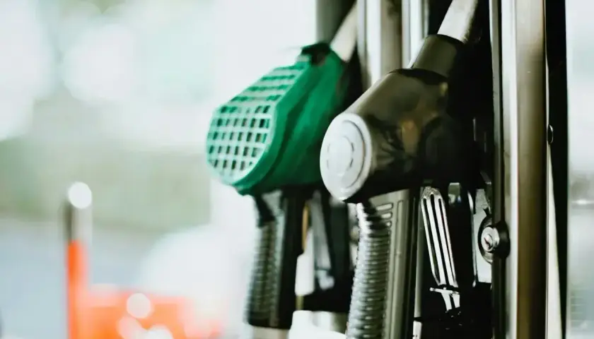 Dwa dystrybutory paliwa, jeden z zieloną końcówką, drugi czarny. Czy olej napędowy to diesel?