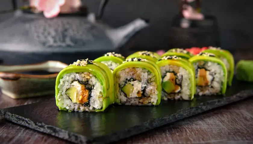 Jak zrobić sushi w domu? Krok po kroku do idealnych rolek!