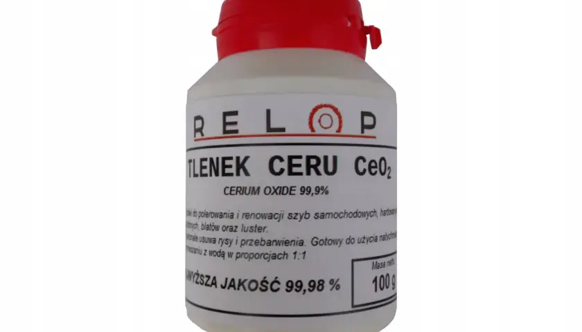 Biały proszek w słoiku z czerwoną zakrętką, oznaczony jako tlenek ceru (CeO2) 99,9%, do polerowania i renowacji.